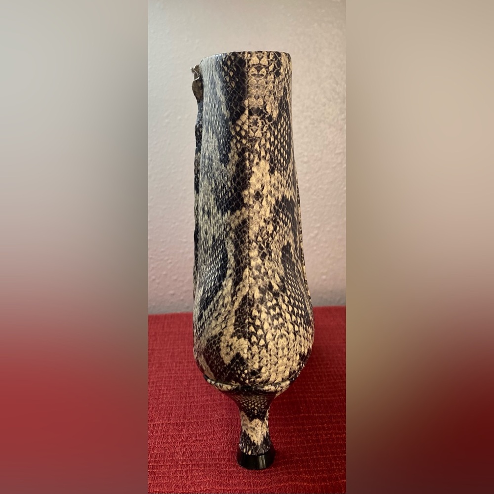 NWT…MARC FISHER… WOMENS SNAKE PRINT BOOTS - Picture 2 of 12